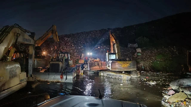 Proses evakuasi korban tertimbunnya longsor di TPST Bantar Gebang, Bekasi, Jawa Barat pada Minggu (8/3/2026).