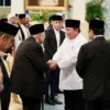 Presiden Prabowo Subianto berjabat tangan dengan pendakwah Quraish Shihab usai memberikan sambutan saat mengha