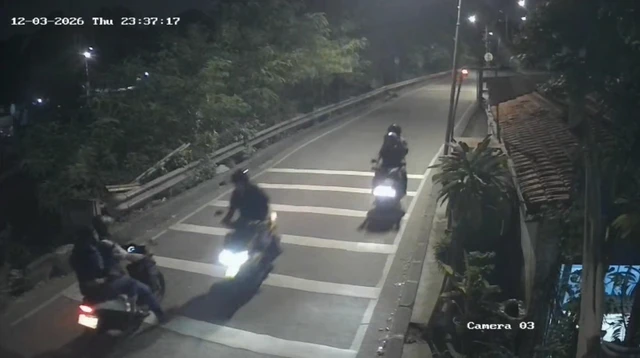 4 Orang Terduga Penyiram Air Keras Aktivis KontraS Gunakan 2 Sepeda Motor, Berpencar Usai Beraksi Video CCTV diduga penyiraman air keras di Jembatan Talang, Menteng Jakpus. (IST)