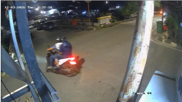 Video CCTV diduga penyiraman air keras di Jembatan Talang, Menteng Jakpus. (IST)