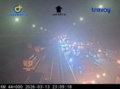 Kondisi lalu lintas Tol Jakarta Cikampek, Jumat (13/3). (CCTV Jasa Marga)