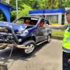 Daihatsu Taruna milik pemudik asal Jakarta yang mengalami kecelakaan di Tol Ungaran, Kabupaten Semarang. (Polr