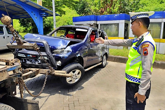 Mobil Pemudik Asal Jakarta Alami Kecelakaan di Tol Ungaran Diduga Cross Over ke Lajur 2 Daihatsu Taruna milik pemudik asal Jakarta yang mengalami kecelakaan di Tol Ungaran, Kabupaten Semarang. (Polr