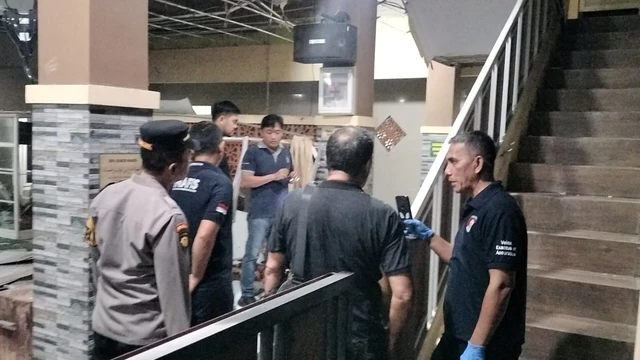 Polisi berjaga usai ledakan di Masjid Pesona Regency, Jember, Senin (16/3/2026). (IST)