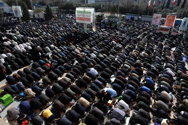 Jemaah Syiah Iran mengikuti salat Idulfitri yang menandai berakhirnya bulan suci Ramadan, di Masjid Agung Mosa