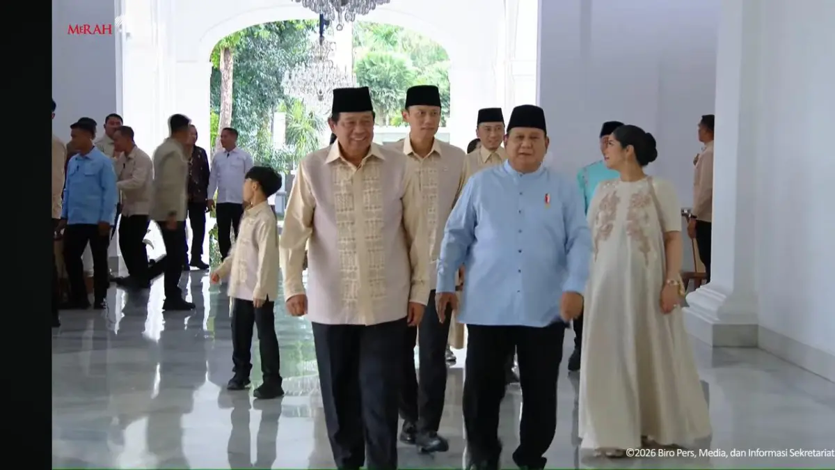 Prabowo-SBY Didampingi AHY di Acara Halal Bihalal Istana Kepresidenan Presiden Prabowo Subianto (dua kiri) menyambut kedatangan Presiden Ke-6 RI Susilo Bambang Yudhoyono (kiri) bes