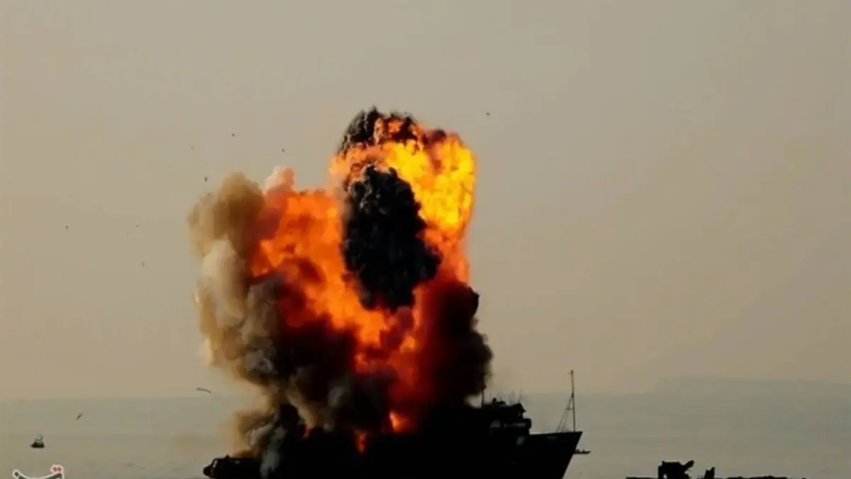 Kapal tanker minyak terbakar hebat dihantam pesawat nirawak kamikaze di Selat Hormuz.(Tasnim)