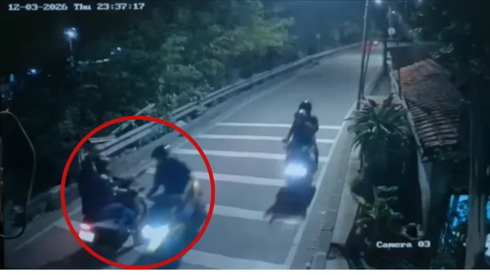 Detik-detik penyiraman air keras terhadap aktivis KontraS, Andrie Yunus di Jl. Salemba IRW.6, Kenari, Kec. Sen