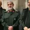 Esmail Qaani (tengah) saat menghadiri peringatan Qassem Soleimani, mantan komandan Pasukan Quds IRGC. (Anadolu