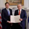 Perdana Menteri Israel Benjamin Netanyahu dan Menlu AS Marco Rubio selepas menandatangani keanggotaan di Board