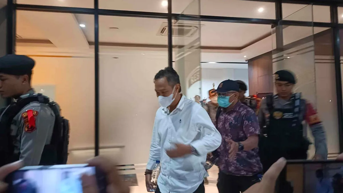 Bupati Cilacap Syamsul Auliya Rachman keluar dari Gedung Satreskrim Polresta Banyumas di Purwokerto, Kabupaten