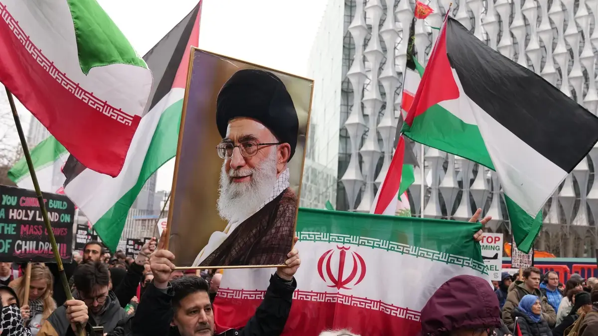 Israel Kesulitan Dorong Sejumlah Besar Warga Iran Turun ke Jalan Protes Pemerintahannya Sendiri Protes menyerukan diakhirinya serangan AS-Israel terhadap Iran di luar kedutaan AS di London, 7 Maret 2026. (F