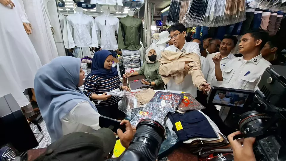 Sidak di Pasar Tanah Abang, Purbaya: Daya Beli Masih Ada, Perekonomian Nasional Jauh dari Krisis Menteri Keuangan Purbaya Yudhi Sadewa saat melakukan peninjauan langsung di Pasar Tanah Abang, Jakarta, Senin