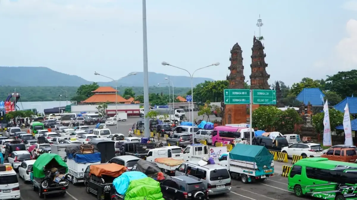 ASDP Indonesia Ferry Sampaikan Permohonan Maaf ke Pemudik yang Terdampak Antrean Panjang di Gilimanuk Kepadatan kendaraan di Pelabuhan Gilimanuk Bali, Minggu (15/3/2026)(Dokumentasi ASDP)