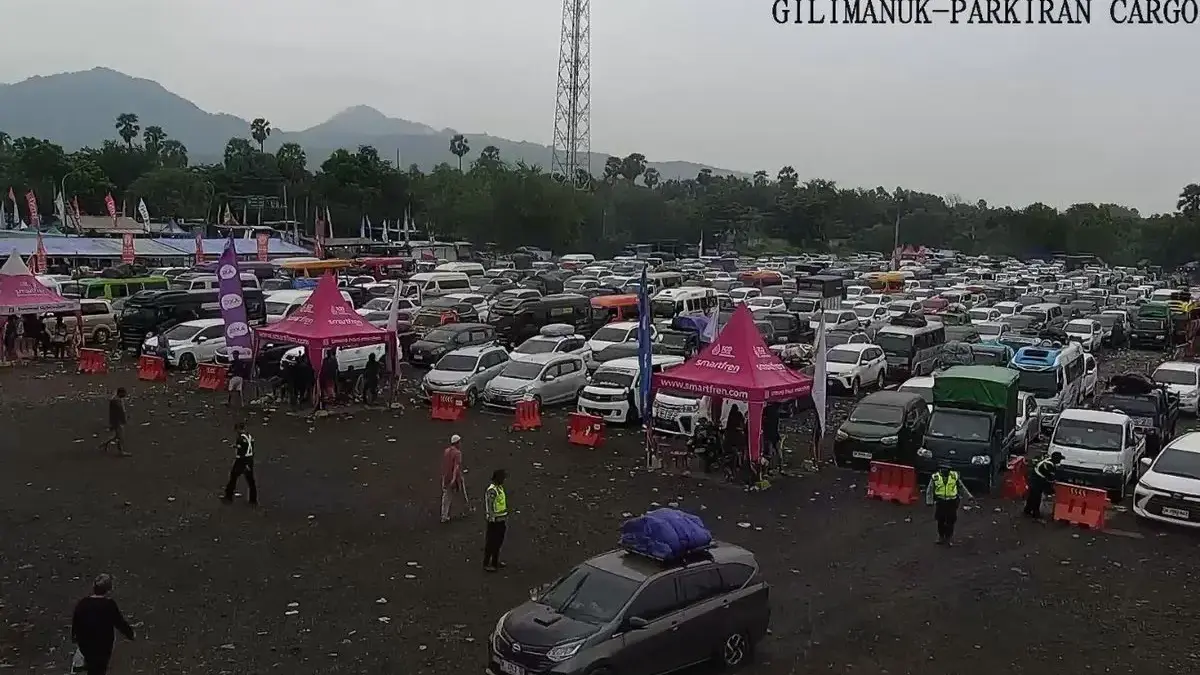 Antrean Kendaraan Pemudik di Pelabuhan Gilimanuk Masih Mengular hingga 15 Kilometer Antrean kendaraan mobil di parkiran kargo menuju Pelabuhan Gilimanuk di Kabupaten Jembrana, Provinsi Bali, Min