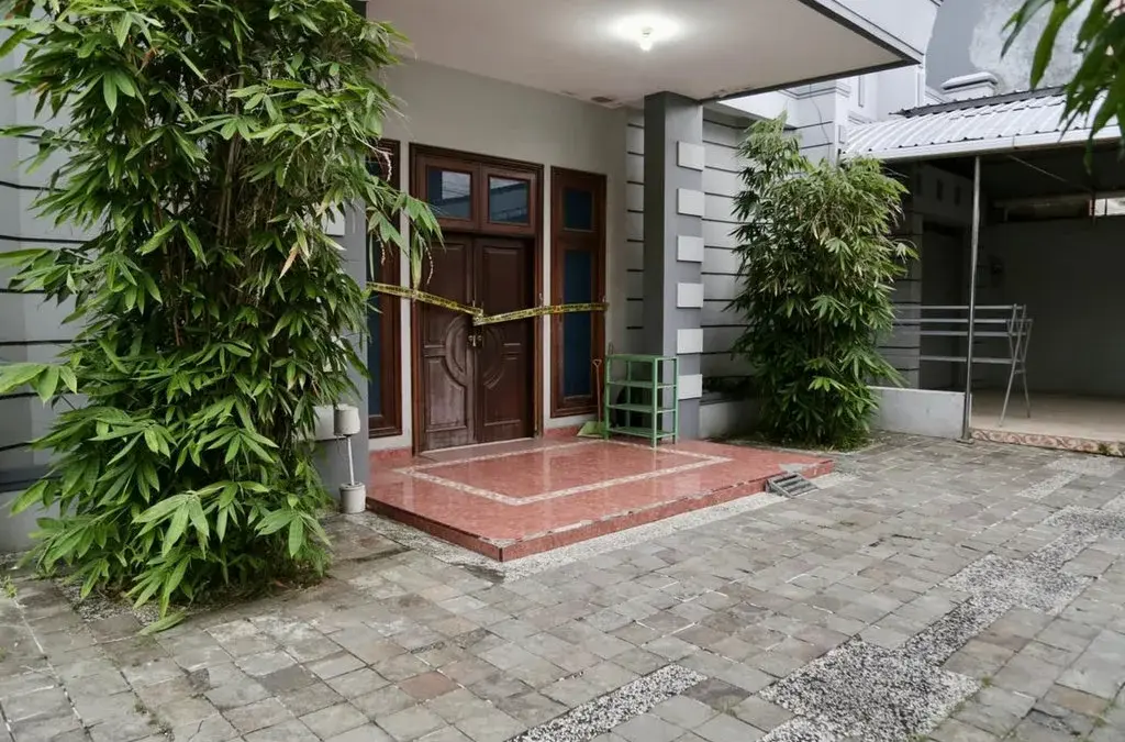 Polisi Gerebek Rumah Produksi Bahan Kosmetik dengan Kandungan Merkuri-Hidroquinone Merk LC Beauty di Cirebon Penggerebekan rumah produksi kosmetik LC Beauty oleh Bareskrim Polri. (Dokumentasi Polri)