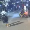 Tangkapan layar rekaman CCTV penyiraman air keras ke aktivis KontraS, Andrie Yunus, Kamis (12/3) malam (Dok. P