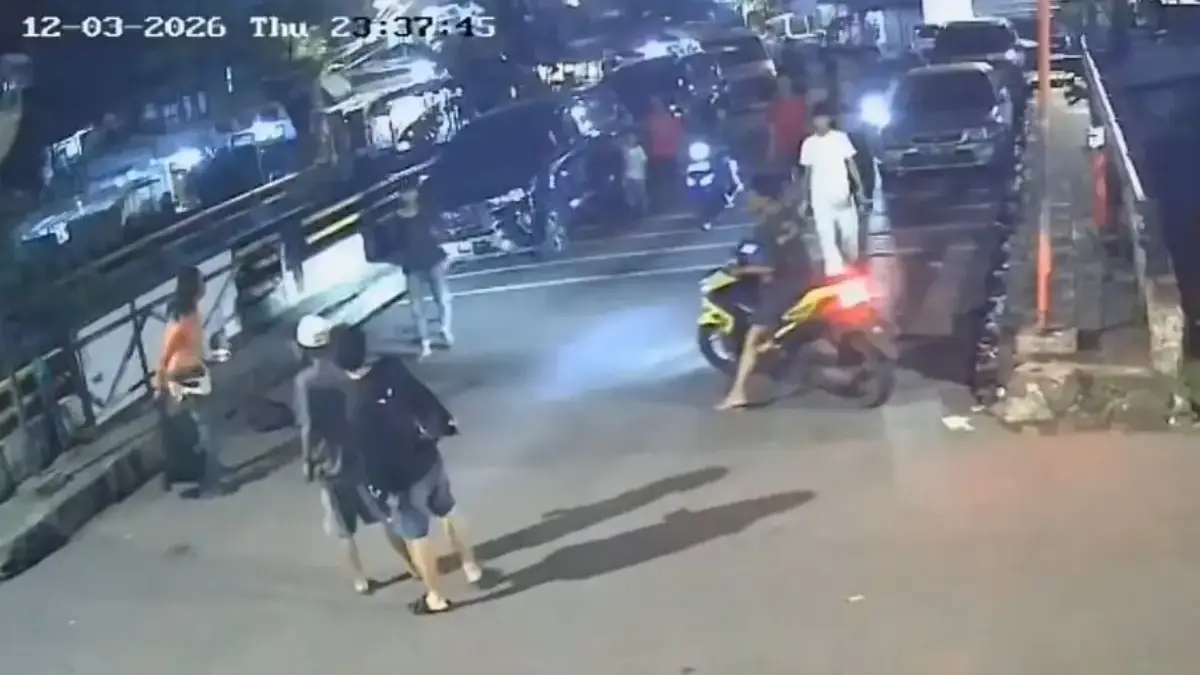 Hasil Analisa Rekaman CCTV di Sejumlah Titik Terdeteksi Pergerakan Pelaku Penyiraman Air Keras Aktivis KontraS Tangkapan layar rekaman CCTV penyiraman air keras ke aktivis KontraS, Andrie Yunus, Kamis (12/3) malam (Dok. P