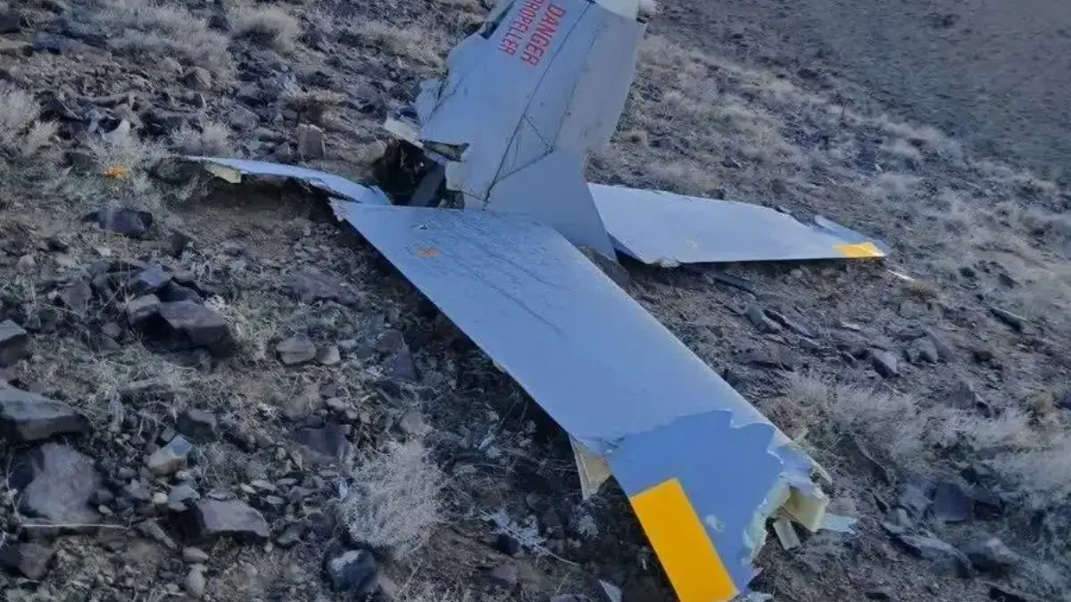 Iran Tembak Jatuh 22 Drone Hermes Diduga Milik Amerika Serikat-Israel dan Kapal Induk USS Abraham Lincoln Foto pesawat tak berawak Israel, Hermes 935, yang dihancurkan oleh Garda Revolusi Iran di kota Khomein, Provin