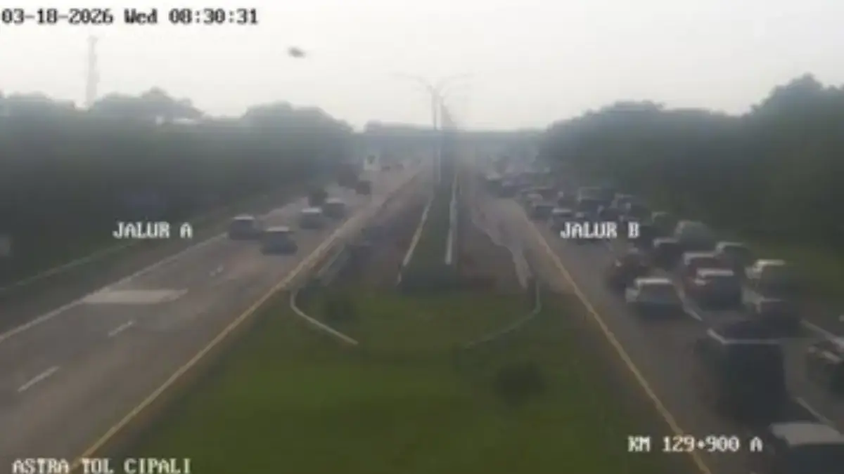 Ruas Tol Cipali KM 72-188 KM 129 lalu lintas terpantau padat merayap pada jalur B. Sedang diberlakukan One W