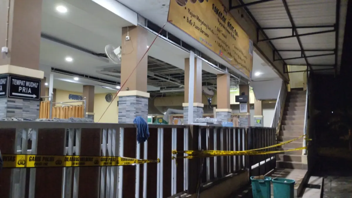 Tampak depan kondisi masjid Raya Pesona, Patrang, Jember, pasca ada ledakan di tempat wudhu laki-laki.