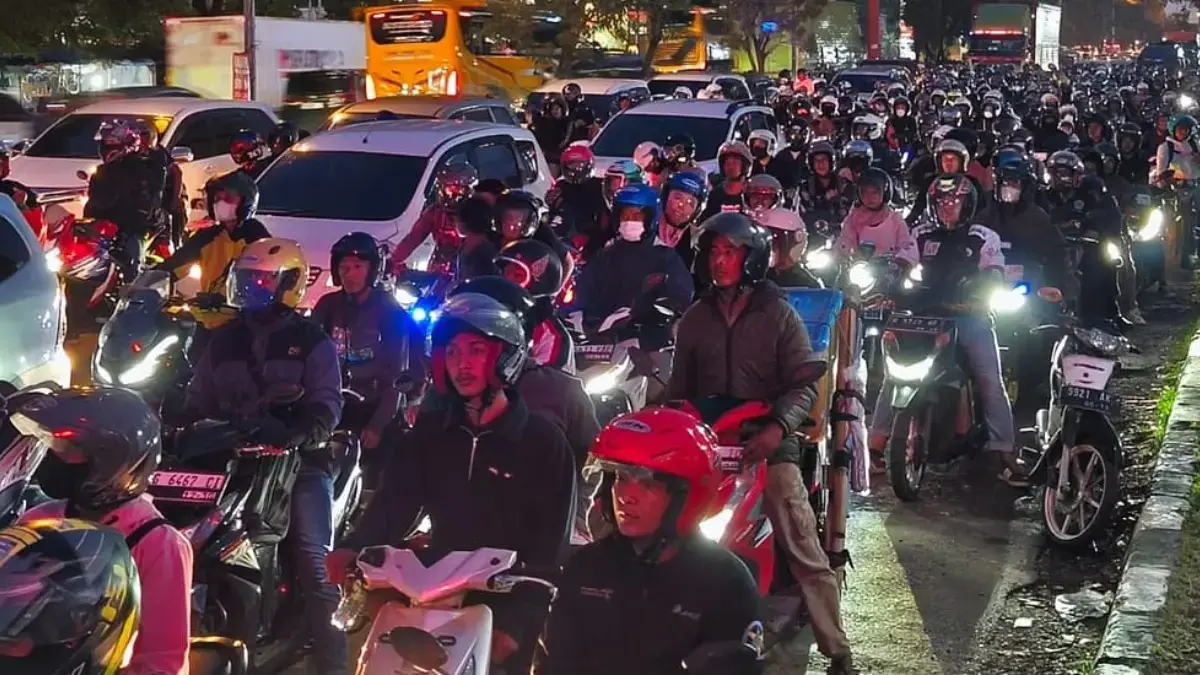 Jalur arteri Pantura, Kota Cirebon dipadati pemudik kendaraan roda dua puncak arus balik Lebaran 2026, Selasa