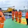 Tim SAR gabungan bersiap diberangkatkan menggunakan KN SAR Bhisma dari Pelabuhan Lalong, Luwuk, Senin (30/3/20