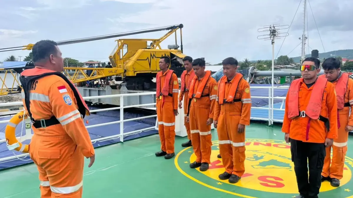 Tim SAR gabungan bersiap diberangkatkan menggunakan KN SAR Bhisma dari Pelabuhan Lalong, Luwuk, Senin (30/3/20