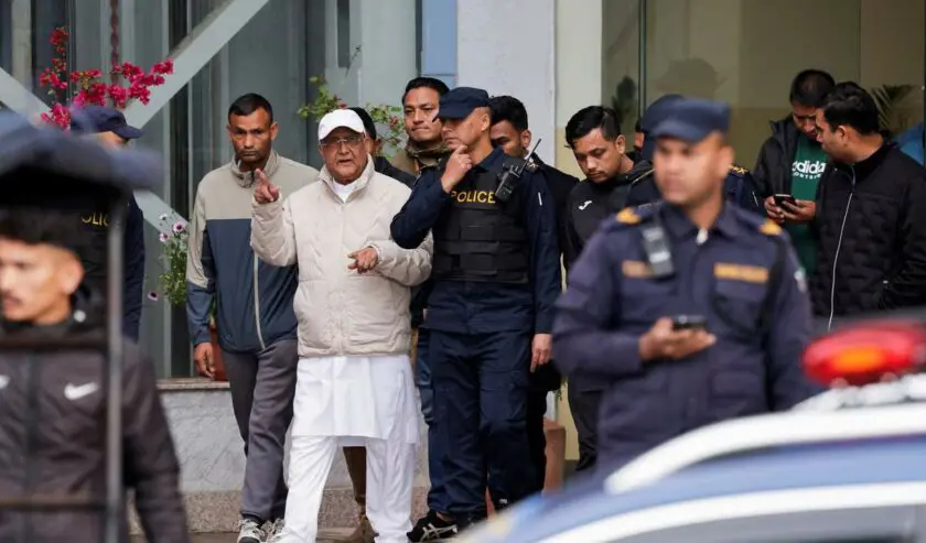Mantan Perdana Menteri Nepal Ditangkap Terkait Kematian Sejumlah Demonstran September 2025 KP Sharma Oli mantan Perdana Menteri Nepal memberi isyarat saat dibawa ke rumah sakit dari Kantor Polisi Distr