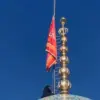Iran mengibarkan bendera merah simbol balas dendam di atas Masjid Jamkaran di Qom setelah kematian Khamenei da