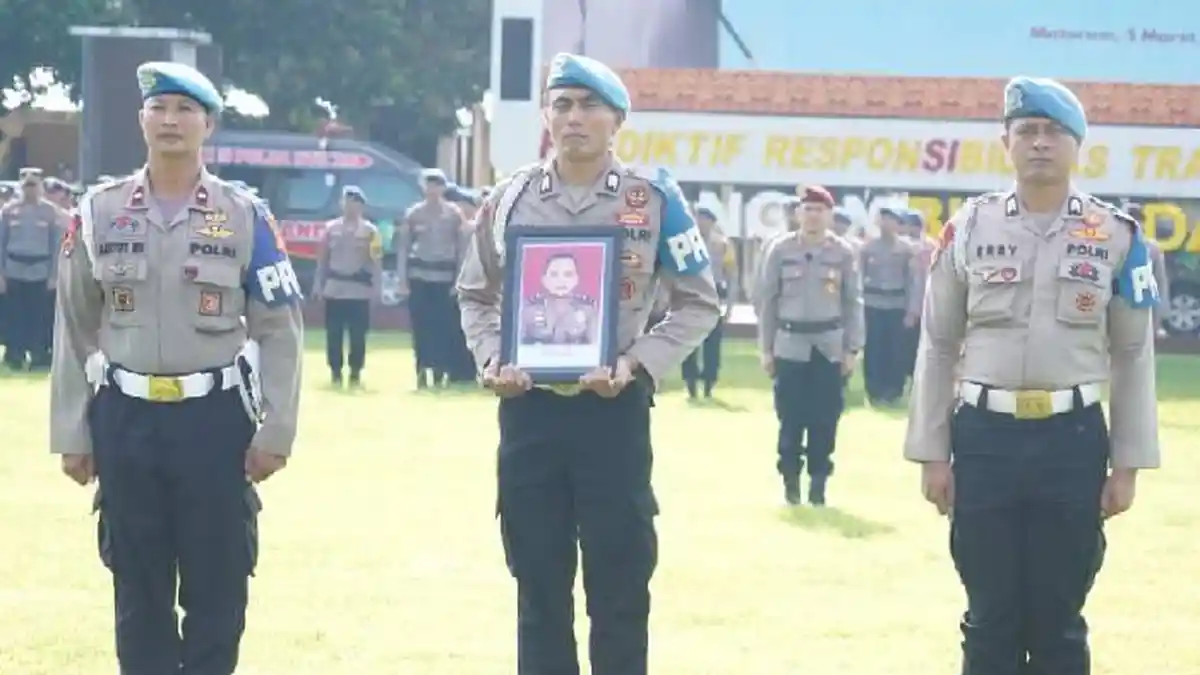 Kapolda NTB Irjen Edy Murbowo saat melakukan upacara PTDH untuk Kompol Yogi, Kamis (5/3/2026). (Humas Polda N