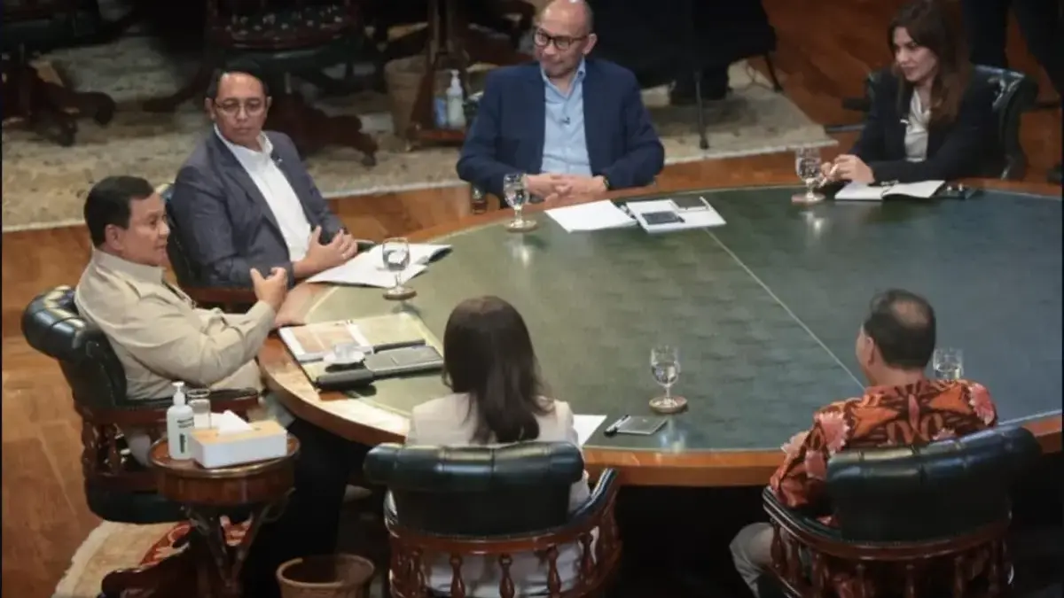 Prabowo Pertimbangkan Bentuk TGPF Kasus Andrie Yunus: Jangan LSM yang Benci Pemerintah dan Didanai Asing Presiden Prabowo dalam sesi tanya jawab bersama jurnalis dan pakar di kediamannya, kawasan Hambalang, Bogor, K