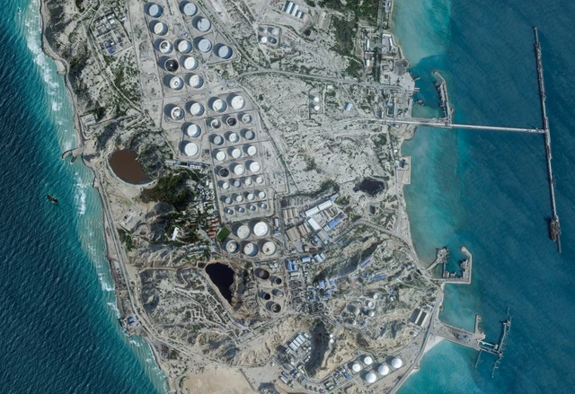 Iran Pasang Jebakan dan Perkuat Sistem Pertahanan Udara di Pulau Kharg Citra satelit menunjukkan terminal minyak di Pulau Kharg, Iran, 25 Februari 2026. (Planet Labs PBC/Handout via