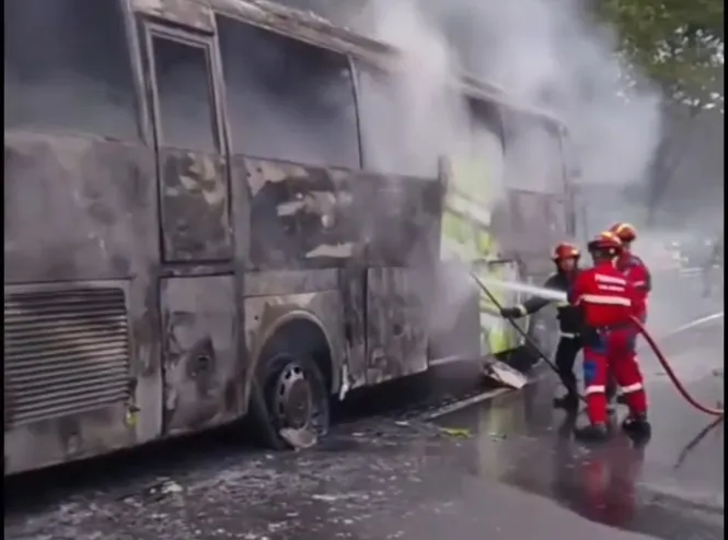 Bus Pariwisata Terbakar di Tol Cipali KM95+100 Arah Jakarta Para Petugas Pemadam Kebakaran (Damkar) bekerja keras memadamkan kobaran api yang melumat mobil bus di KM 95+1