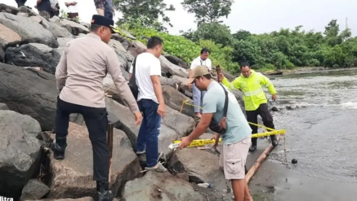 Kasus Pembunuhan WNA Asal Ukraina 6 Tersangka Kabur ke Luar Negeri Polisi memasang police line di Pantai Ketewel, Kecamatan Sukawati, Kabupaten Gianyar, Bali, Kamis (26/2/2026).