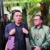 Rismon Hasiholan Sianipar usai menemui Jokowi di kediaman Sumber, Solo, Jawa Tengah, Kamis (12/3) sore.