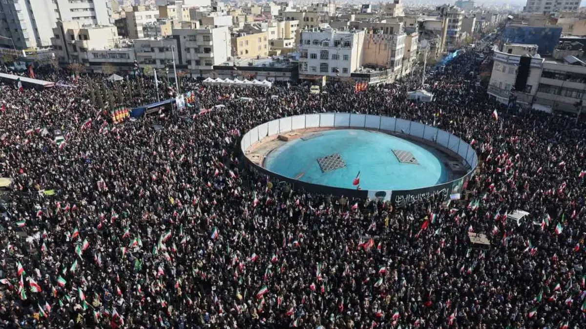 Warga Iran berkumpul di ibu kota Teheran untuk menyatakan kesetiaan terhadap pemimpin tertinggi yang baru, Moj