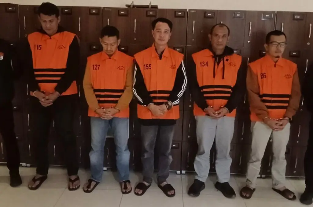 Bupati Fikri menjadi salah satu dari lima tersangka. Dia terlihat sudah mengenakan rompi oranye KPK. Dalam fo