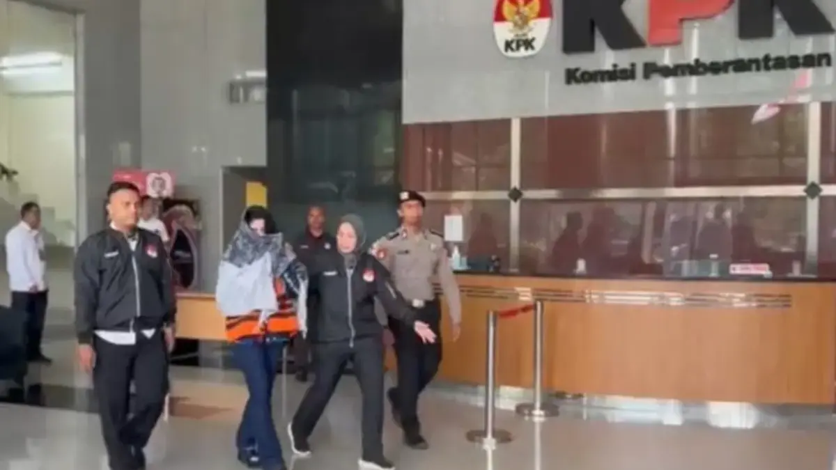 Bupati Pekalongan Fadia Arafiq Tersangka, KPK Paparkan Kasus Dugaan Proyek Pengadaan di Pemkab Pekalongan Bupati Pekalongan Fadia Arafiq (tengah) berjalan usai menjalani pemeriksaan di gedung KPK Merah Putih, Jakarta