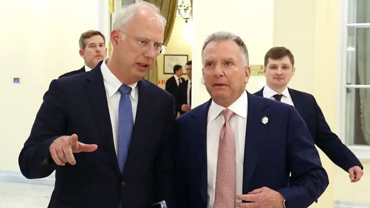 Rusia Konfirmasi Berikan Informasi Intelijen ke Iran Utusan Khusus Putin, Kirill Dmitriev (kiri) ketika bertemu dengan Steve Witkoff (kanan). (VYACHESLAV PROKOFYEV