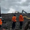 Sejumlah personel Tim SAR terus lakukan pencarian korban longsoran gundukan sampah di TPST Bantar Gebang, Beka