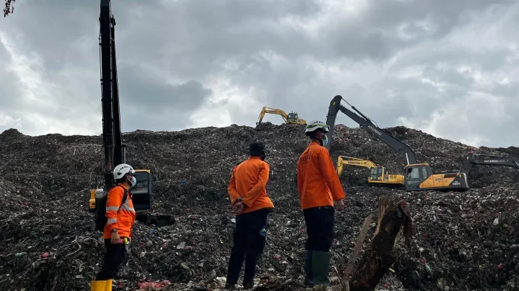 Sejumlah personel Tim SAR terus lakukan pencarian korban longsoran gundukan sampah di TPST Bantar Gebang, Beka