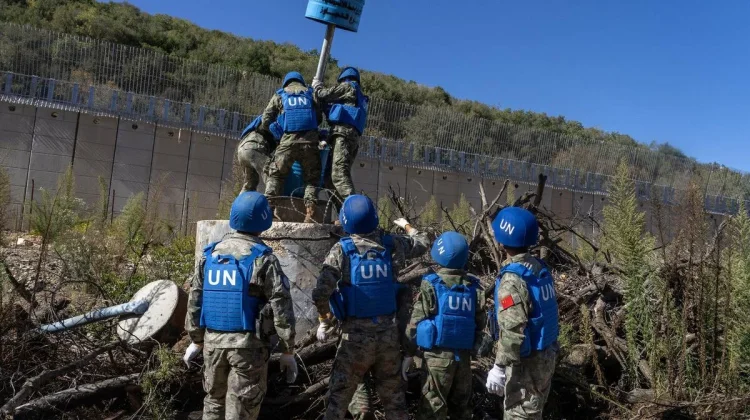 Pasukan penjaga perdamaian UNIFIL sedang memasang tanda \"Blue Line\" di perbatasan Lebanon Selatan (Foto: Dokum