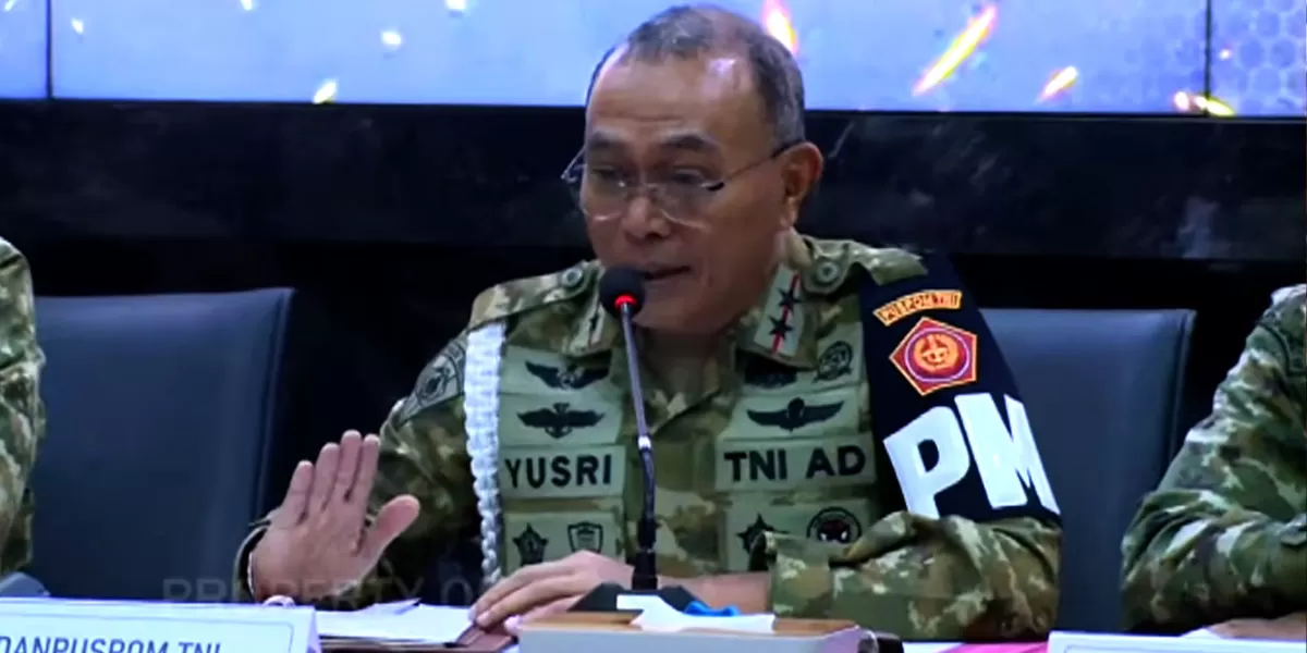 Danpuspom TNI Mayjen Yusri Nuryanto dalam jumpa pers, Rabu 18 Maret 2026. (Tangkapan Layar YouTube)