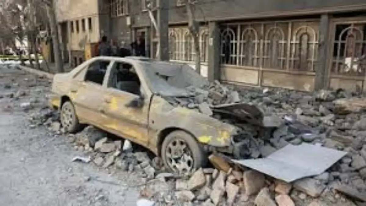 Iran: 1.230 Tewas dalam Serangan Amerika Serikat-Israel Kendaraan hancur akibat pemboman di Teheran. (AFP)