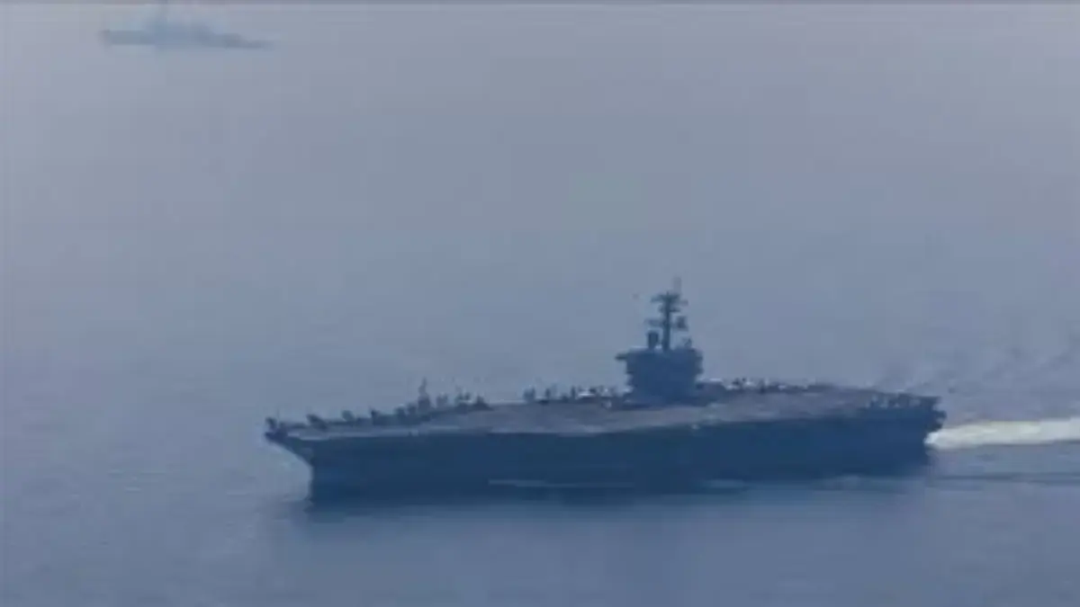 Pemandangan udara dari USS Abraham Lincoln Carrier Strike Group saat beroperasi di Laut Arab