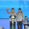 Kapolri Jenderal Listyo Sigit Prabowo memberikan arahan kepada pengemudi ojol saat apel ojol dan buruh kamtibm