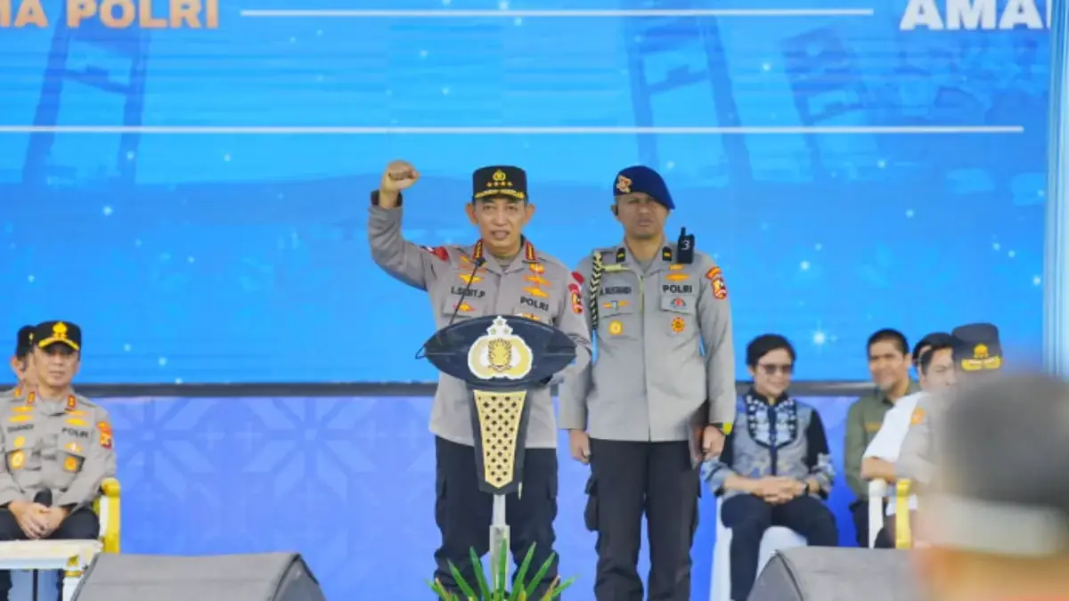 Kapolri Jenderal Listyo Sigit Prabowo memberikan arahan kepada pengemudi ojol saat apel ojol dan buruh kamtibm