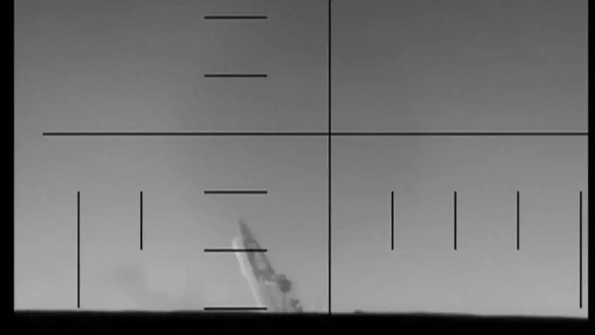 Momen kapal perang Iran tenggelam setelah dihantam torpedo yang diluncurkan kapal selam AS di Samudra Hindia (