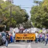 Aksi protes No Kings di Santa Barbara pada 28 Maret 2026. (Ingrid Bostrom)
